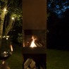 Cheminée d'extérieur Tole K60 design le soir dans le jardin